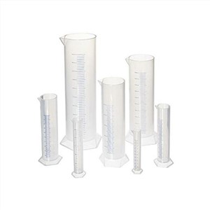 透明塑料量杯液体套叠测量与喷口